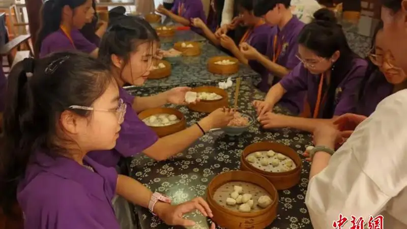 华裔青少年沪上体验非遗美食 了解古代教育制度