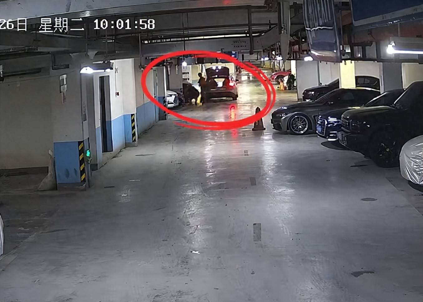 百万豪车停地库，竟被“蚂蚁搬家式”拆光卖了！3人被抓