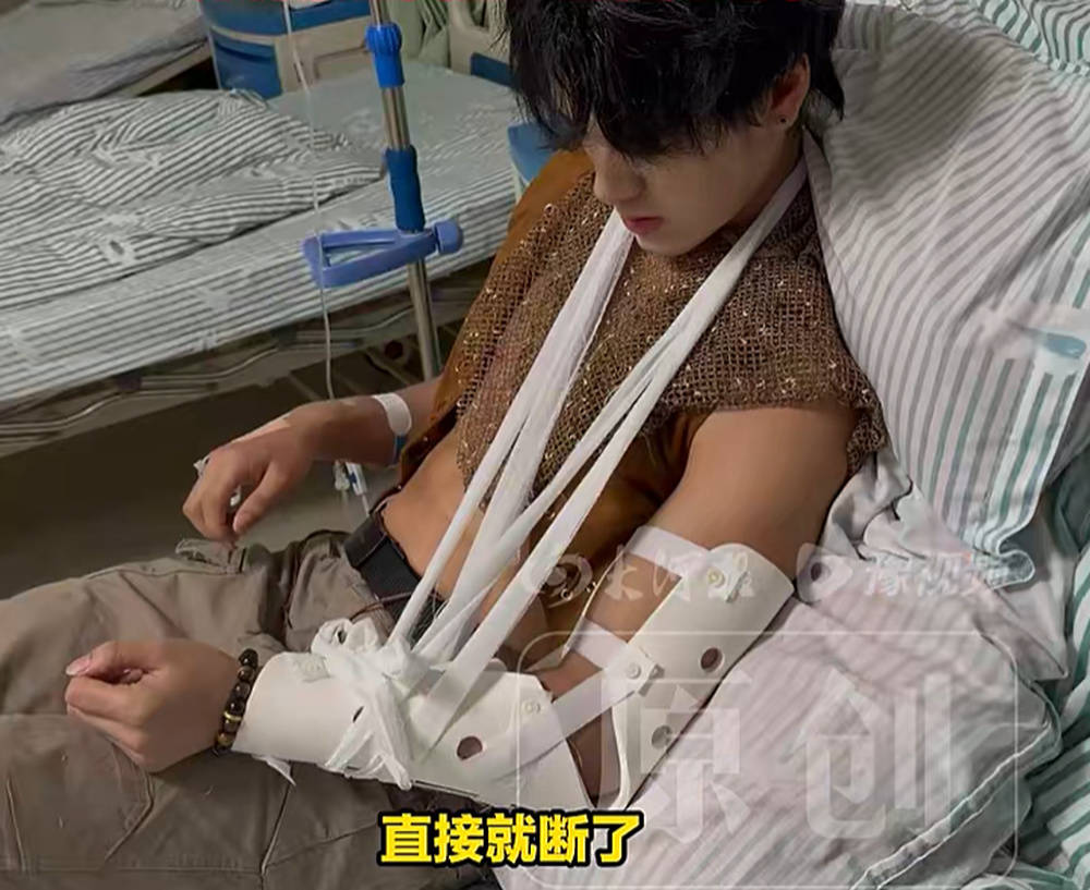 一景区NPC称与游客互动时被掰断手臂：对方主动提出掰手腕，事后又遭对方拉黑，已报警