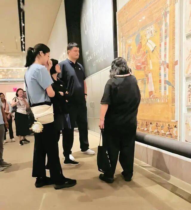 姚明16岁女儿近照曝光，身高竟超父亲肩膀，体重近200斤