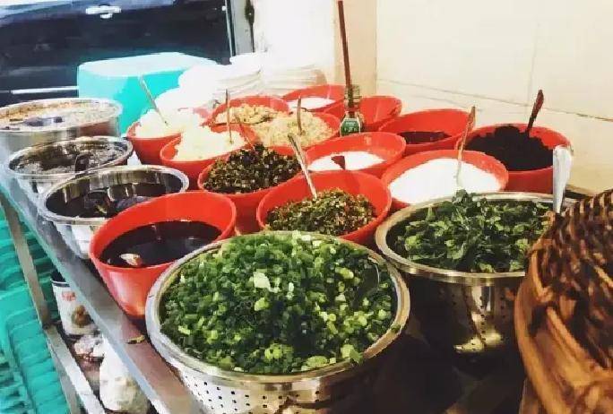 重庆江津一家开了20年的豆花饭店，一碗热乎巴烫，一口气可以干3碗大白饭