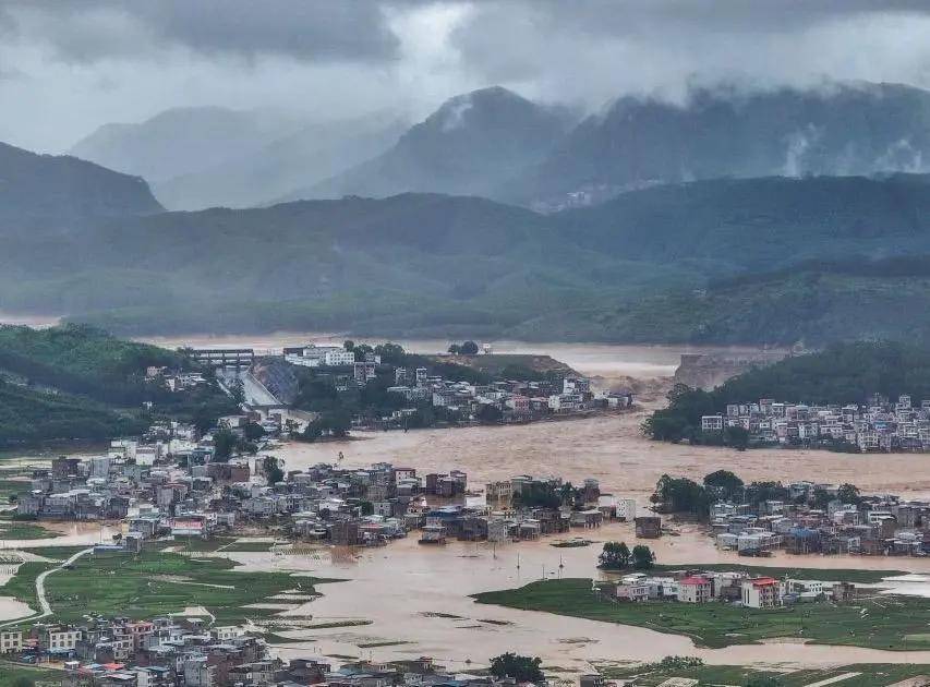 “村内大部分已淹到二楼”，广西六蓝水库漫坝，当地村民称正抢险，家人已转移