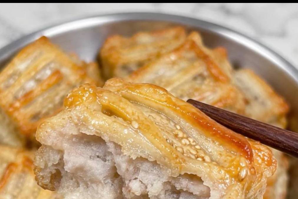 这块空气炸锅芋头饼，外酥里糯，咬一口香到转圈圈！
