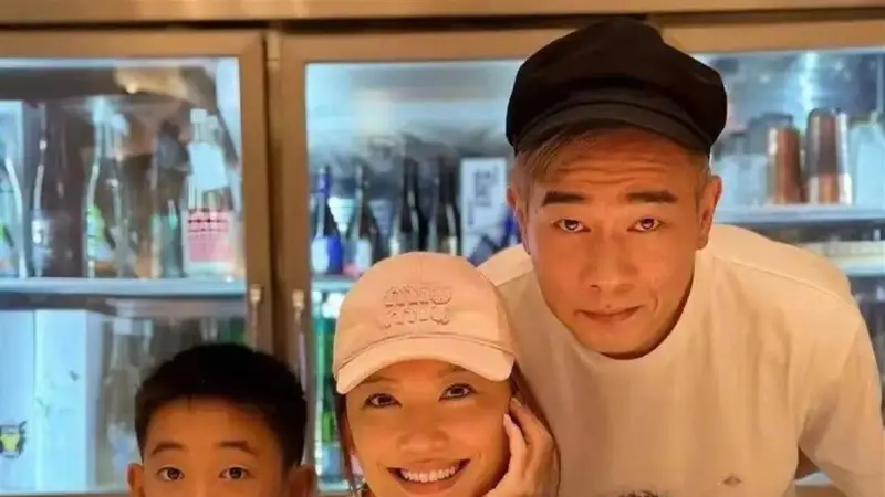 陈小春应采儿俩儿子近照公开:13岁长子与父亲共用一张脸,次子清秀长发及肩
