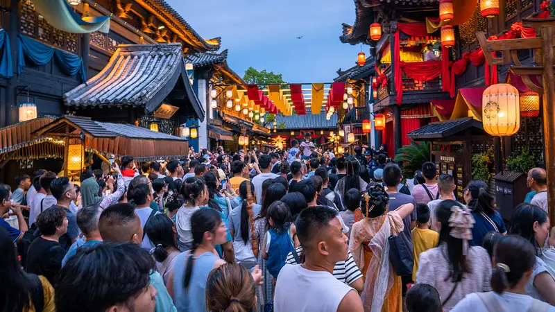 “莫离无忧沉浸游”太好玩了！象山影视城夜游首日爆火，景区内人山人海