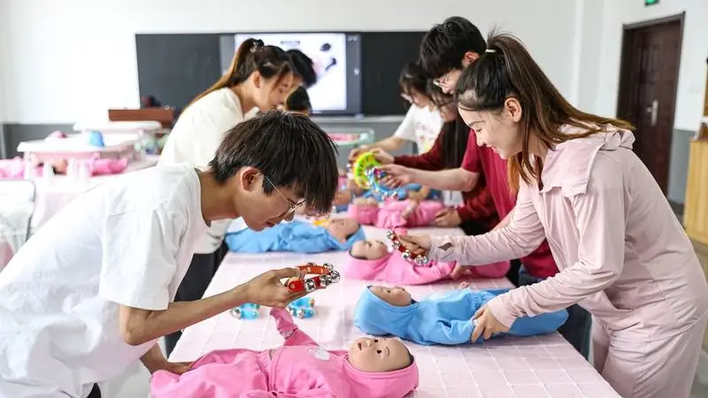 职校幼教专业取消，老师改教无人机和大数据