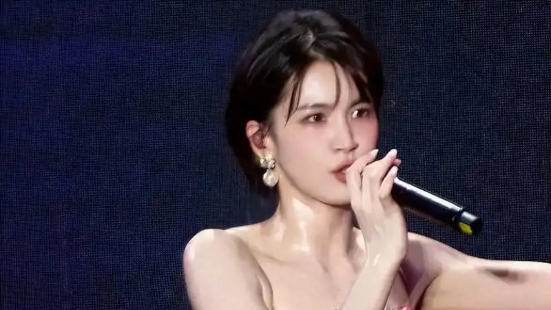 41岁女星广州演出热成水光肌，穿吊带裙全身湿透：流了一公斤的汗