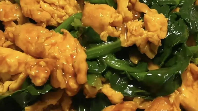 菠菜炒鸡蛋:翠绿金黄有营养