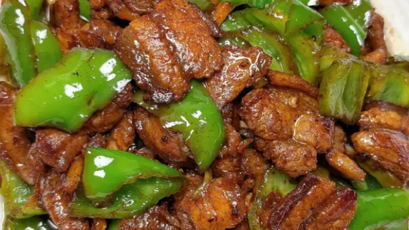 红椒辣炒椒肉:火候是融合美味的关键