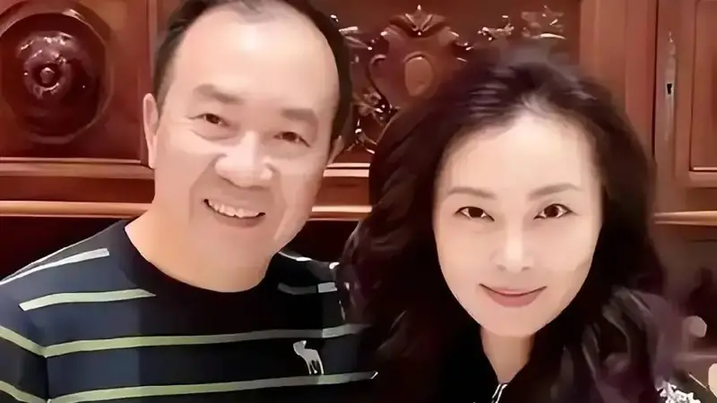 58岁袁茵淡出娱乐圈后状态从容温婉，与戴志诚平淡相守多年终得安宁