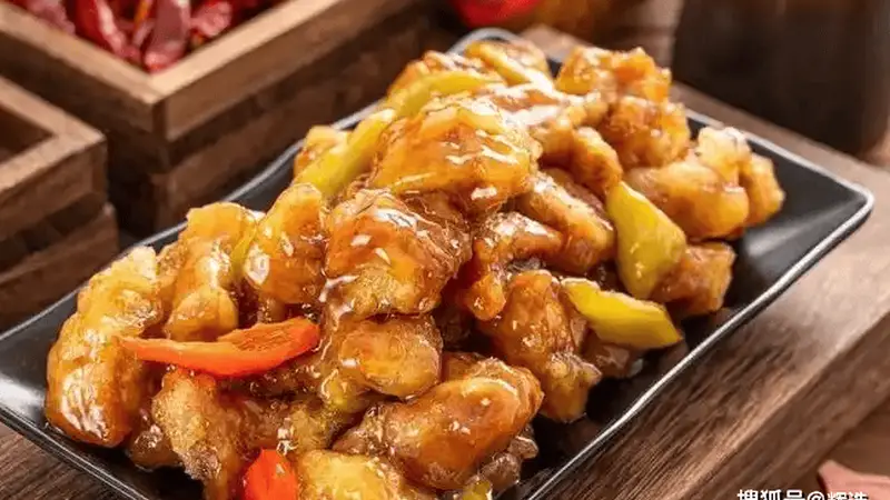堪称东北饭馆口碑top的下饭硬菜！肉段烧茄子外酥里嫩超解馋