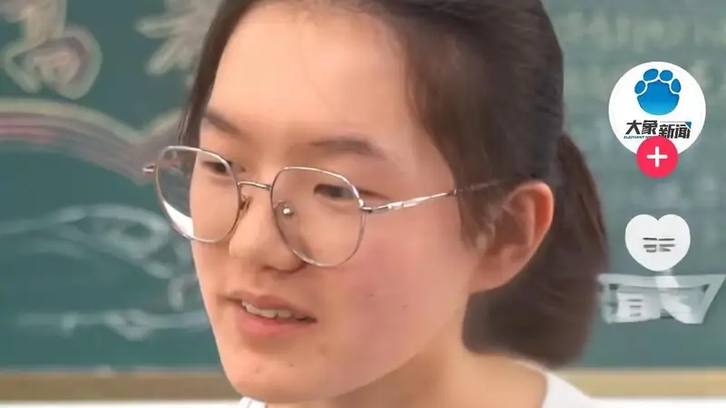 敲定了!高考699分的韩雅平,清北招生组在她家蹲了好几天,结果这姑娘放着军校的铁饭碗不要、北大的金字招牌不接,偏偏选了一条最难的路一半人替她可惜,一半人看得眼眶发热,699分的韩雅平,让这个夏天多了点不一样的答案。河南平顶山郏县堂街镇的农家小院,墙上不是装饰画,是一整面28张奖状,...