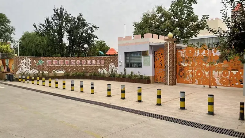山东淄博一幼师在监控下“指导”幼儿打同学；家长：孩子腿上多处淤青