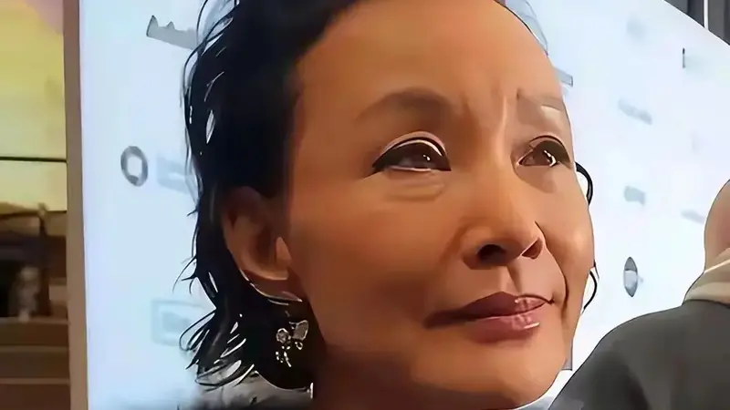65岁陈冲回上海独居养老，撕开中老年体面生活，原来还能这么活