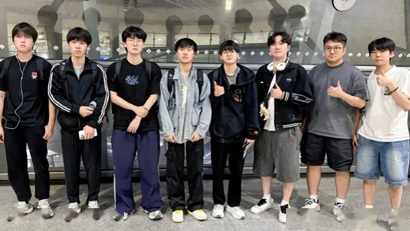 BLG落地巴黎合影,全员神态疲惫不堪,魔鬼赛程让Bin都没了锐气