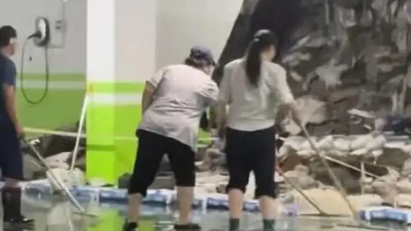 沈阳一小区地下车库墙体暴雨中坍塌，露出大量生活垃圾引质疑，物业称墙体为空心砖，垃圾系前期填埋；当地住建、街道办等部门已介入调查