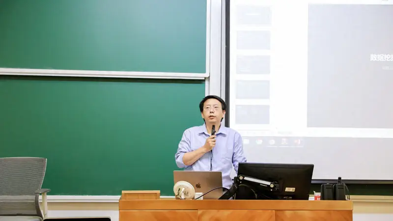 复旦大学这场“人考AI”的竞赛,谁赢了?