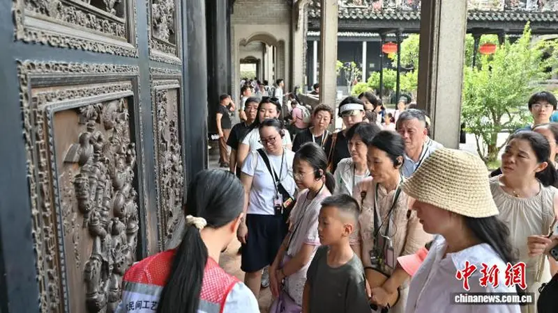 广州陈家祠暑期游客纷至沓来赏岭南建筑艺术明珠