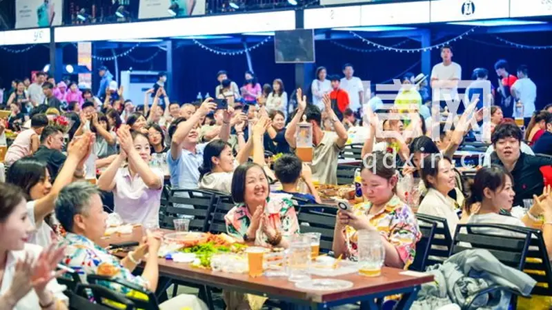 ：青岛国际啤酒节西海岸啤酒大篷人潮涌动 举杯共庆夏日狂欢