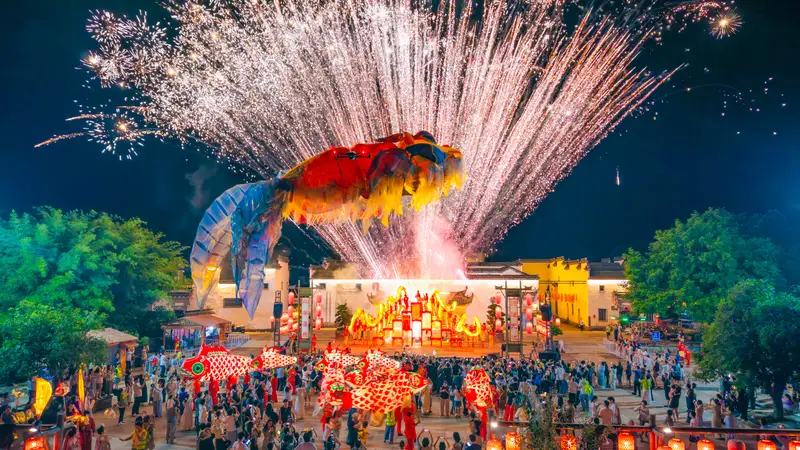 2026多地上演夏日夜经济烟火秀 各地文旅消费盛典亮点纷呈