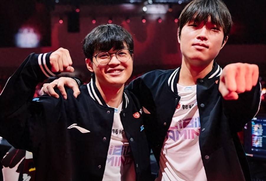 BLG3比2击败T1，韩国导播多次给丹尼BP板镜头，战术都被泄露了