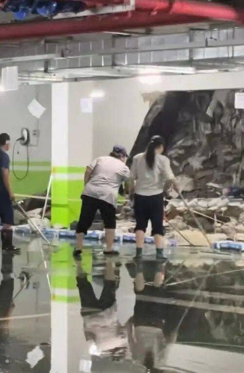 沈阳一小区地下车库墙体暴雨中坍塌，露出大量生活垃圾引质疑，物业称墙体为空心砖，垃圾系前期填埋；当地住建、街道办等部门已介入调查