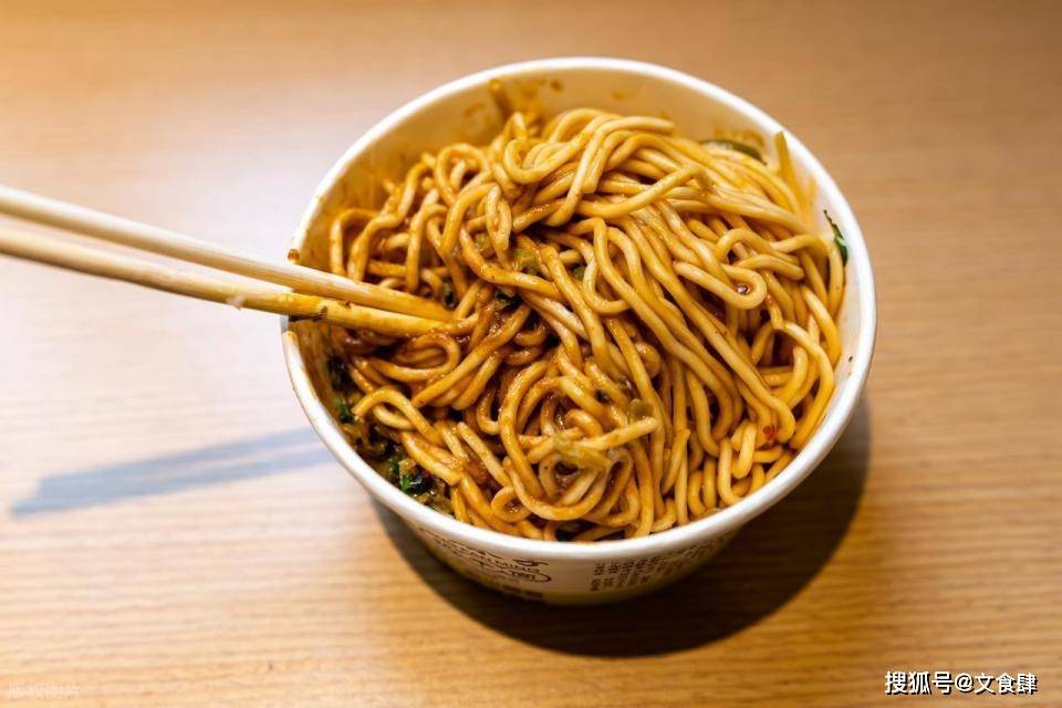 热干面江湖：文食肆热干面如何征服北方人的胃？