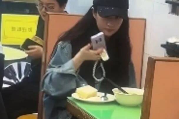 香港茶记偶遇刘亦菲！无戏拍两年，素颜状态堪比大学生