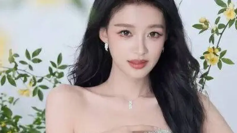 孙怡穿着黄色抹胸裙甜美明媚!大秀魔鬼身材性感撩人