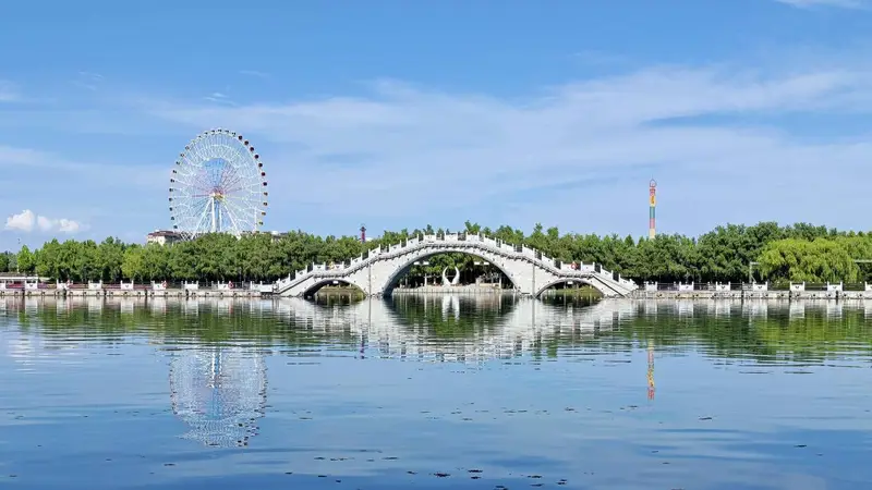 暮游巩留蝶湖公园