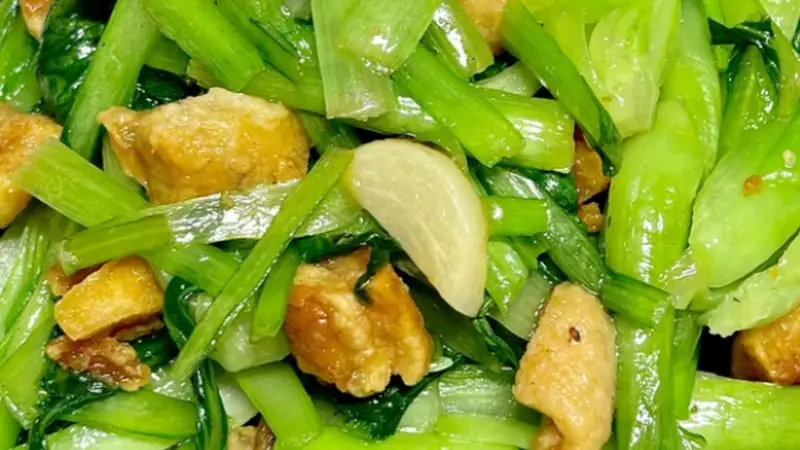 区分梗叶分步翻炒，解锁这道湘味小炒的烹饪诀窍