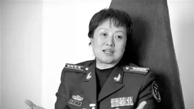 她是军中女大老虎,靠体力与美貌征服高官,花大钱买少将军衔