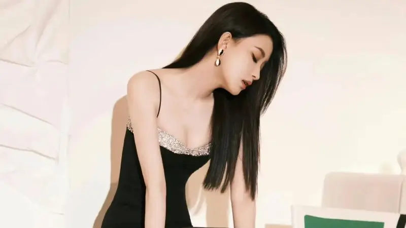 33岁甜美女神孙怡，首次尝试将轻熟韵味与甜辣相结合，网友赞