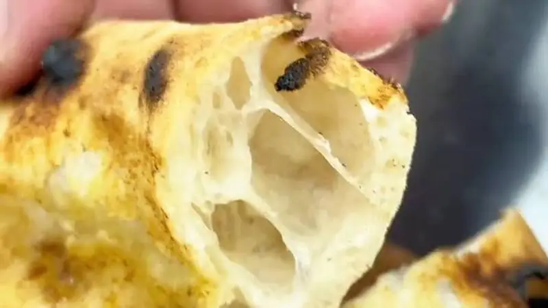 【正宗意式拿坡里披萨】大气孔饼底配焦香饼边,外脆内润越嚼越香