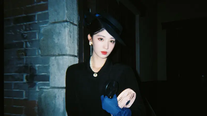 王楚然黑裙礼帽配珍珠饰品,优雅复古笑容温婉