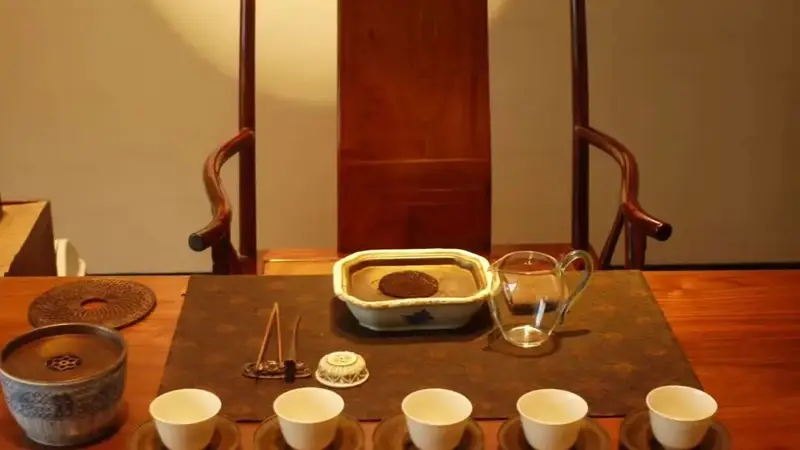 80℃温水慢赏杯中翠，长夏静饮回甘绵长的径山茶