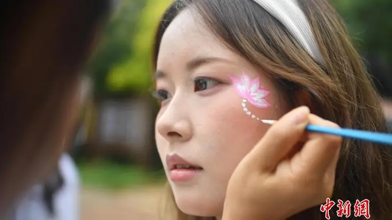 云南普者黑:游客泛舟赏花欢庆“花脸节”