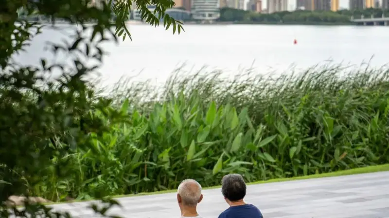 今朝姑苏｜湖畔长椅畔，两心共赏一湖景
