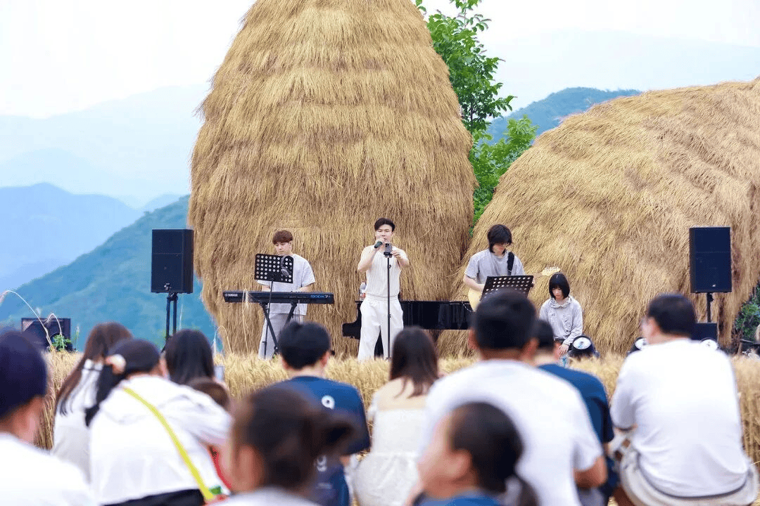 歌声在麦田中回响，昌平区流村镇梯田音乐会奏响四季